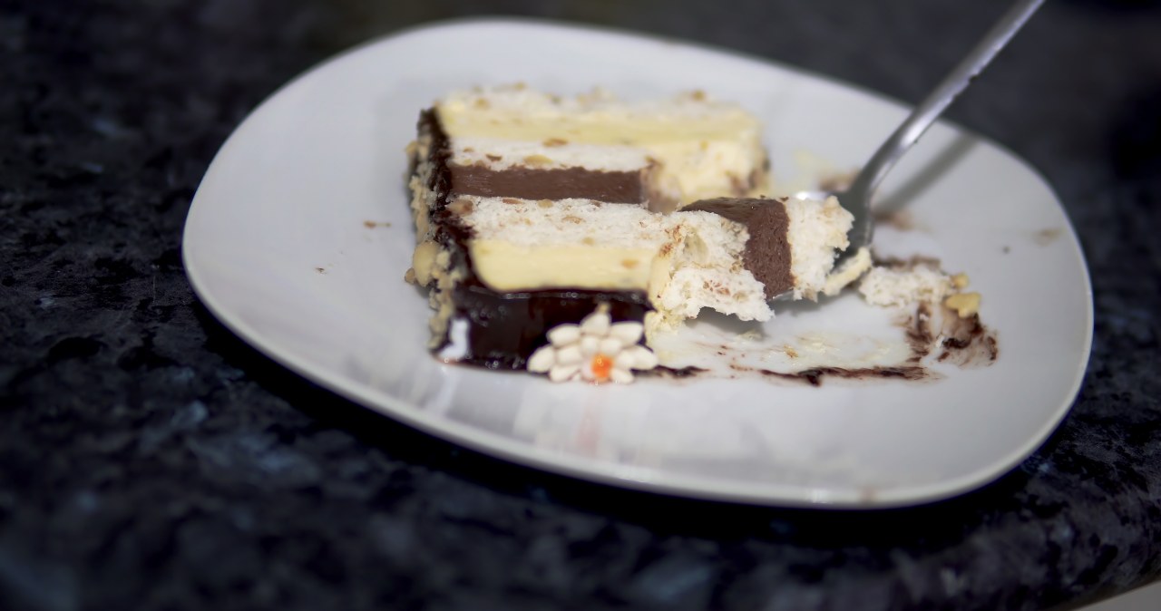 Cover the biscuits with cream. A quick All Saints' Day cake from the Polish People's Republic