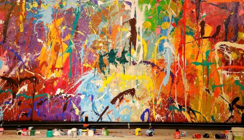 Couple makes a mistake and paints a painting valued at 380 thousand euros: paint cans were part of the work