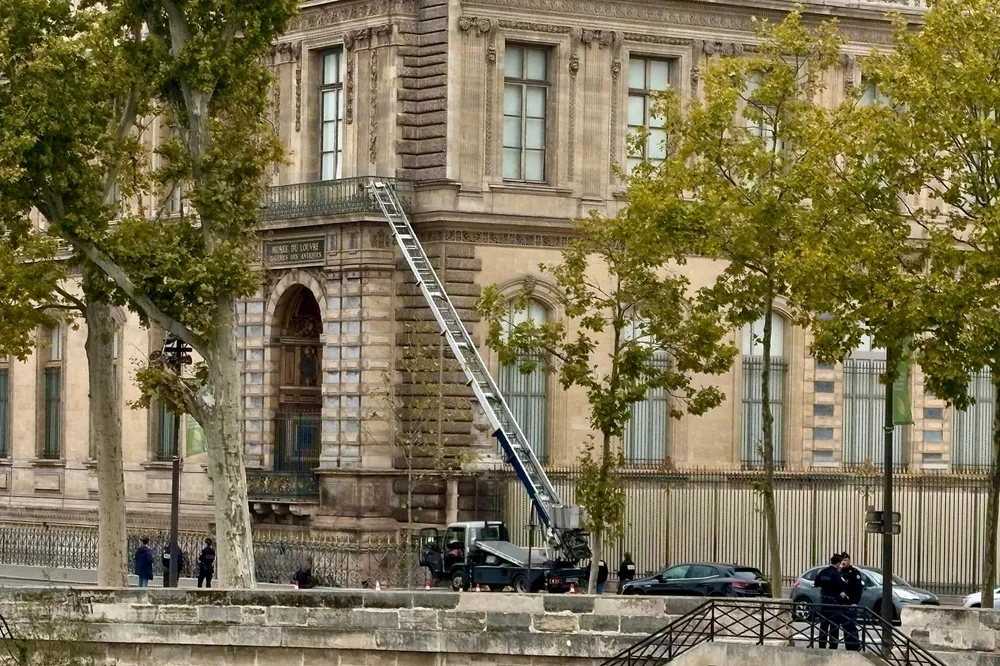 It all happened in just "four minutes": robbers invade the Louvre with chainsaws, steal nine of Napoleon's jewels and escape on scooters