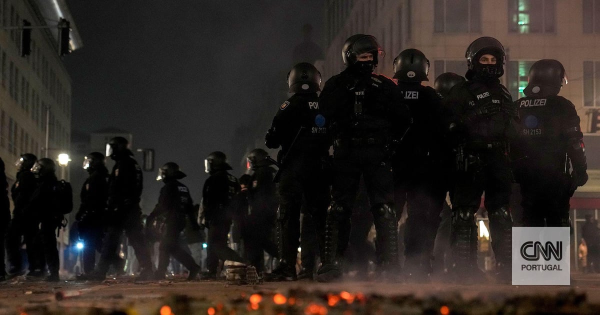 Police about streets after explosions and shots in Munich