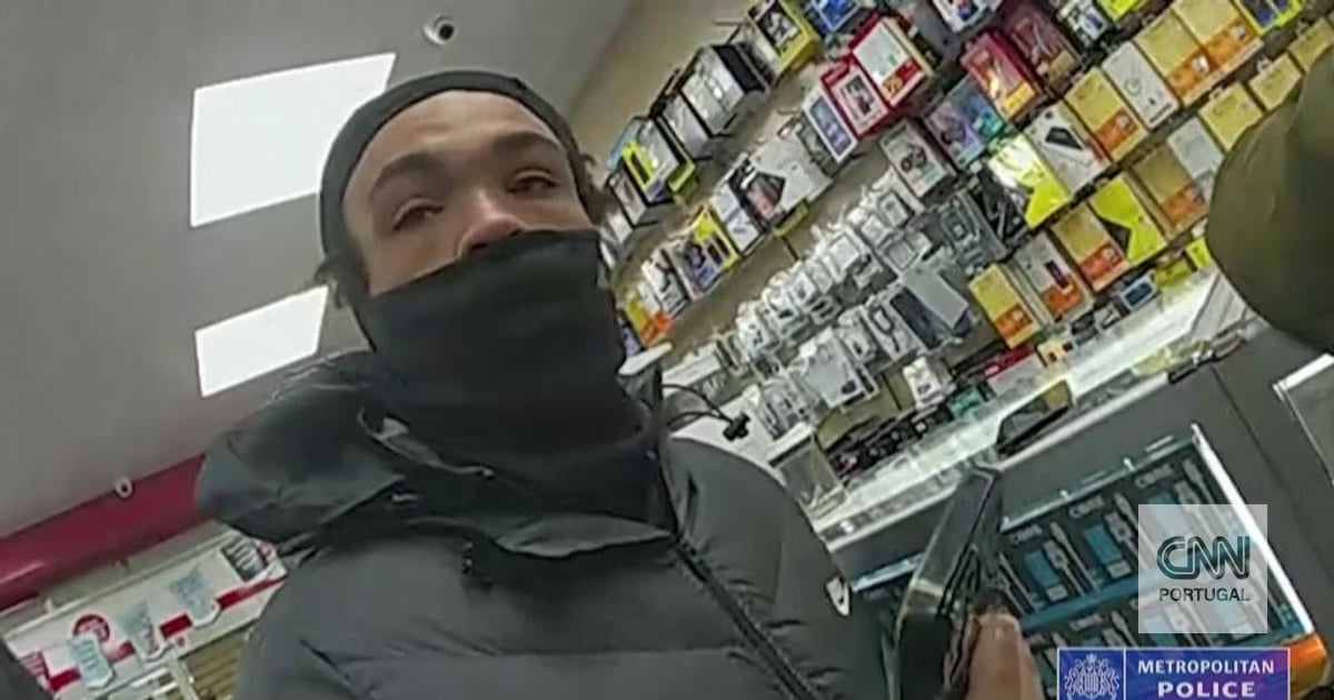 01:18 British police dismantle network that sent stolen mobile phones to China 17 min