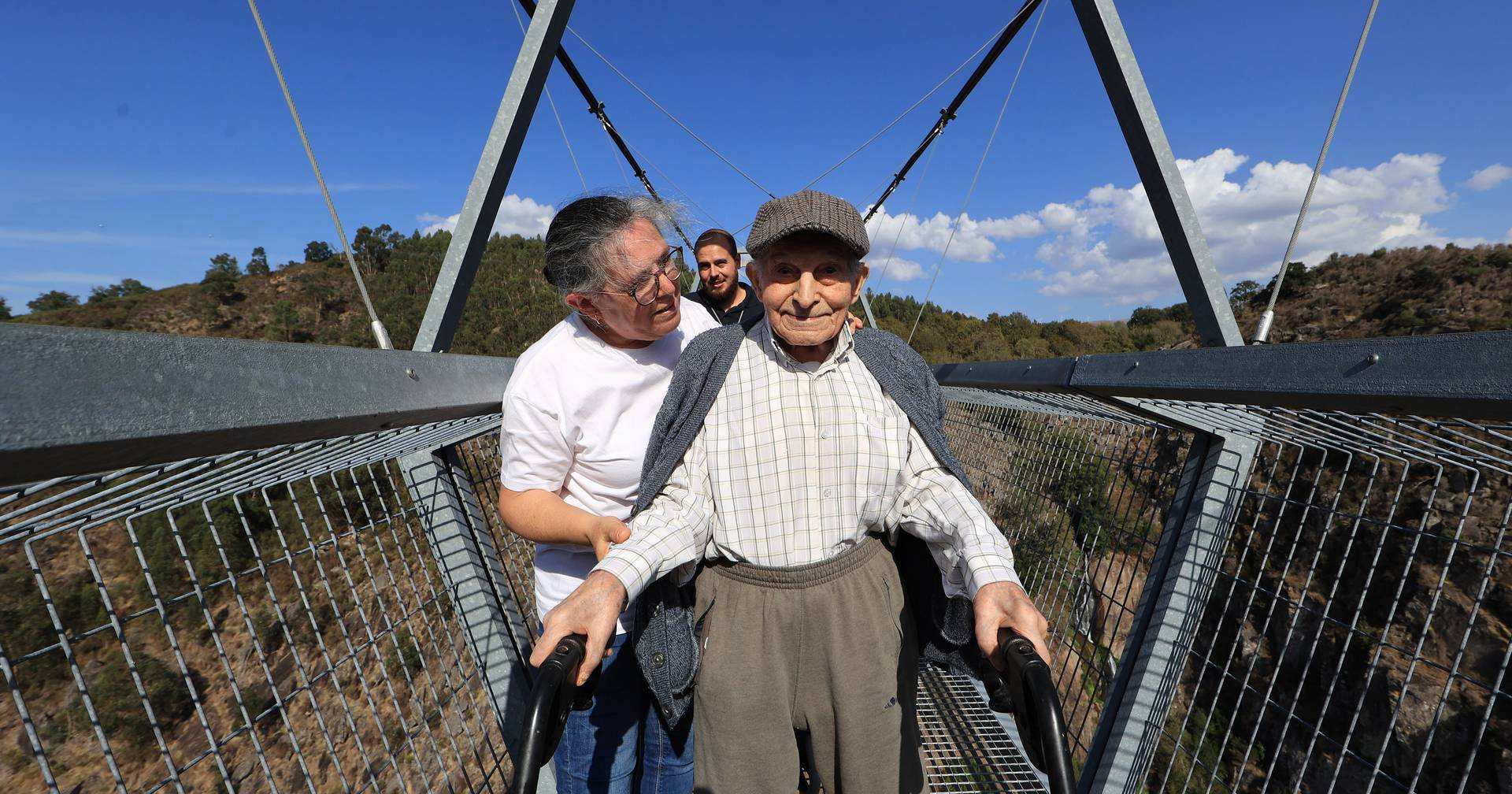 At 104 years old, Manuel fulfilled his birthday wish and crossed the Arouca suspension bridge