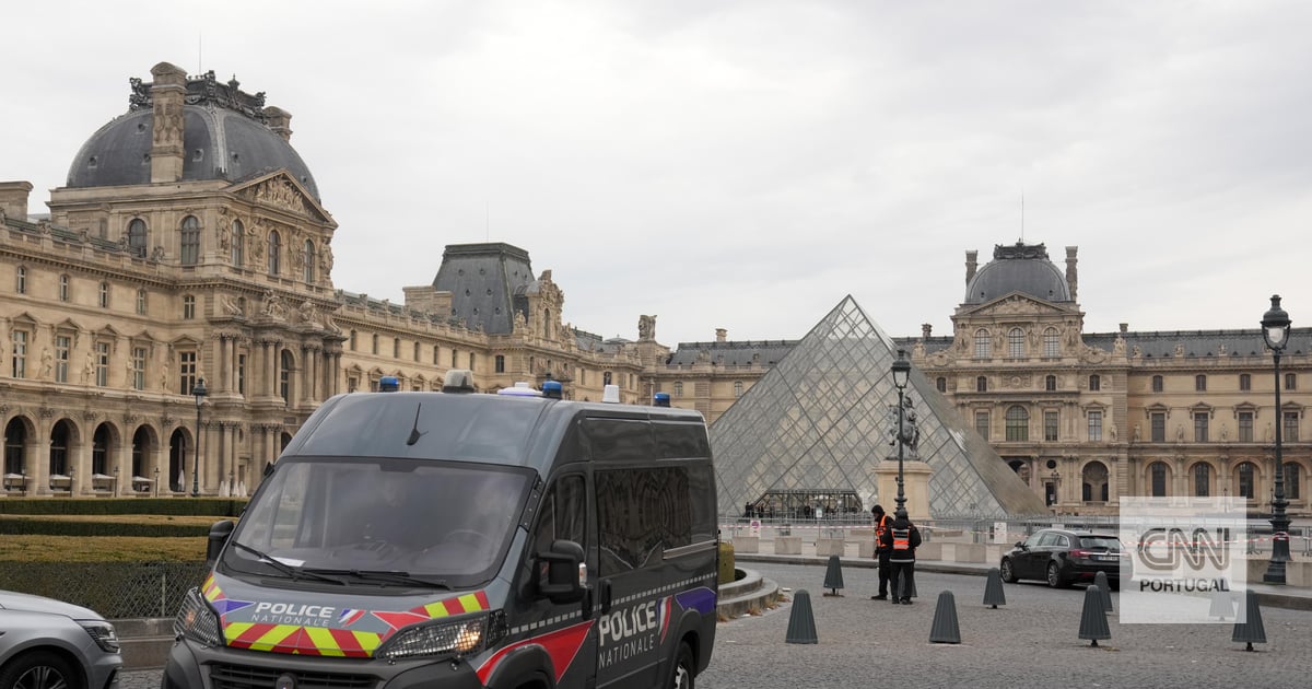Louvre Museum reopens after jewelry theft