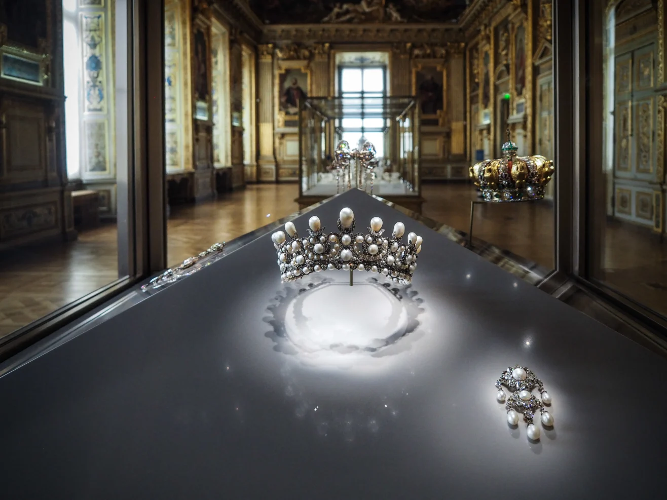 There were no security cameras covering the Louvre balcony where the thieves entered
