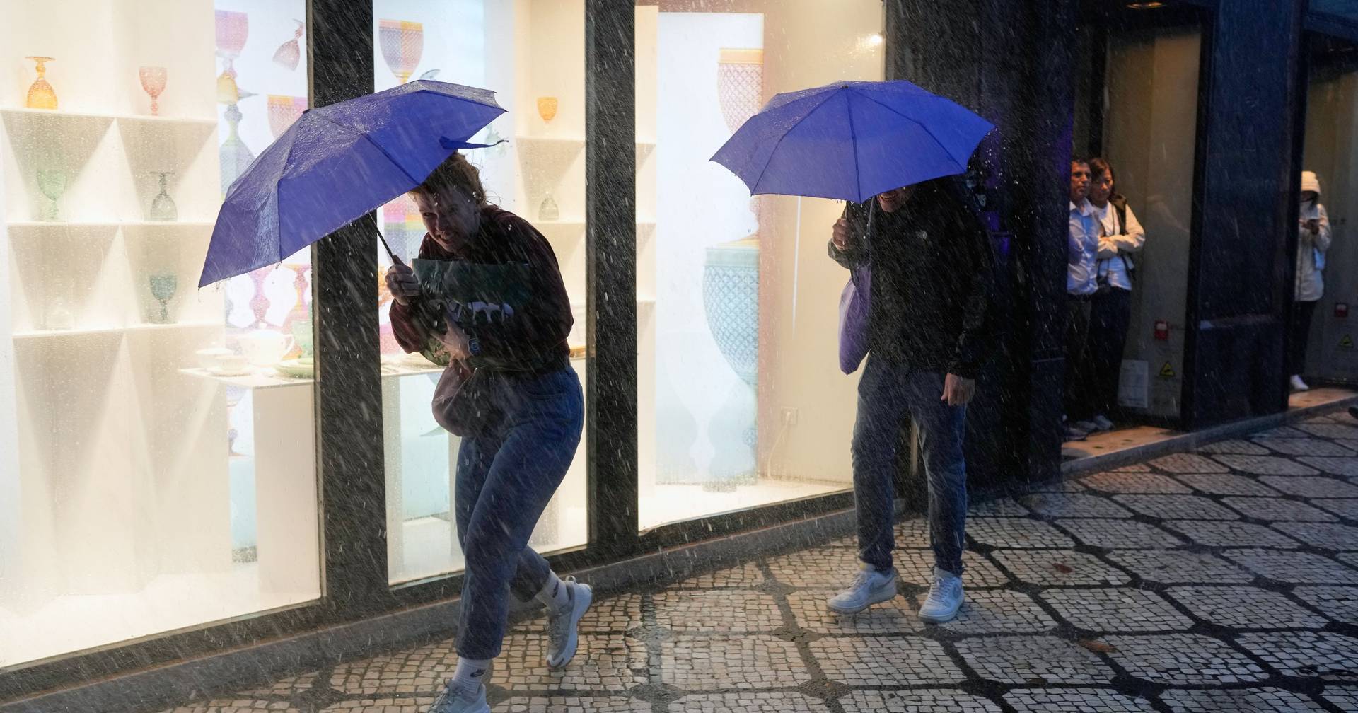 More than a thousand incidents recorded since 12:00 on Tuesday due to heavy rain