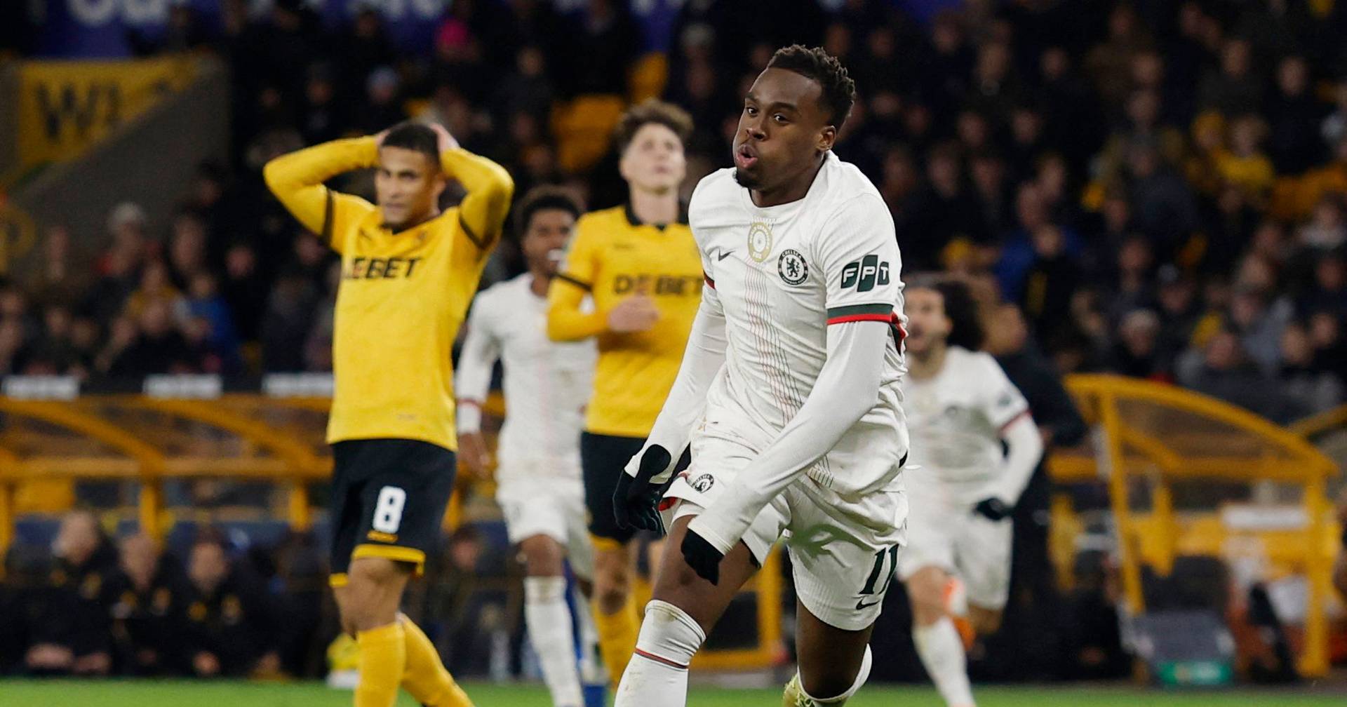 Chelsea beats 'Wolves' and Liverpool prolongs crisis by withdrawing from the English League Cup