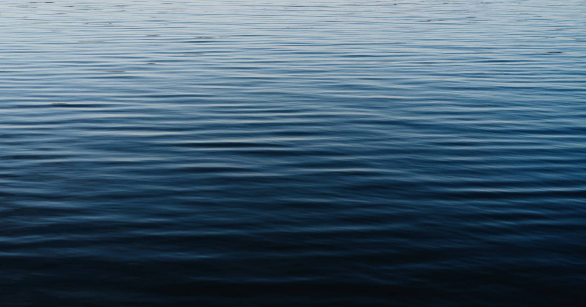 Two fishermen rescued from fishing vessel that capsized on Cascais beach