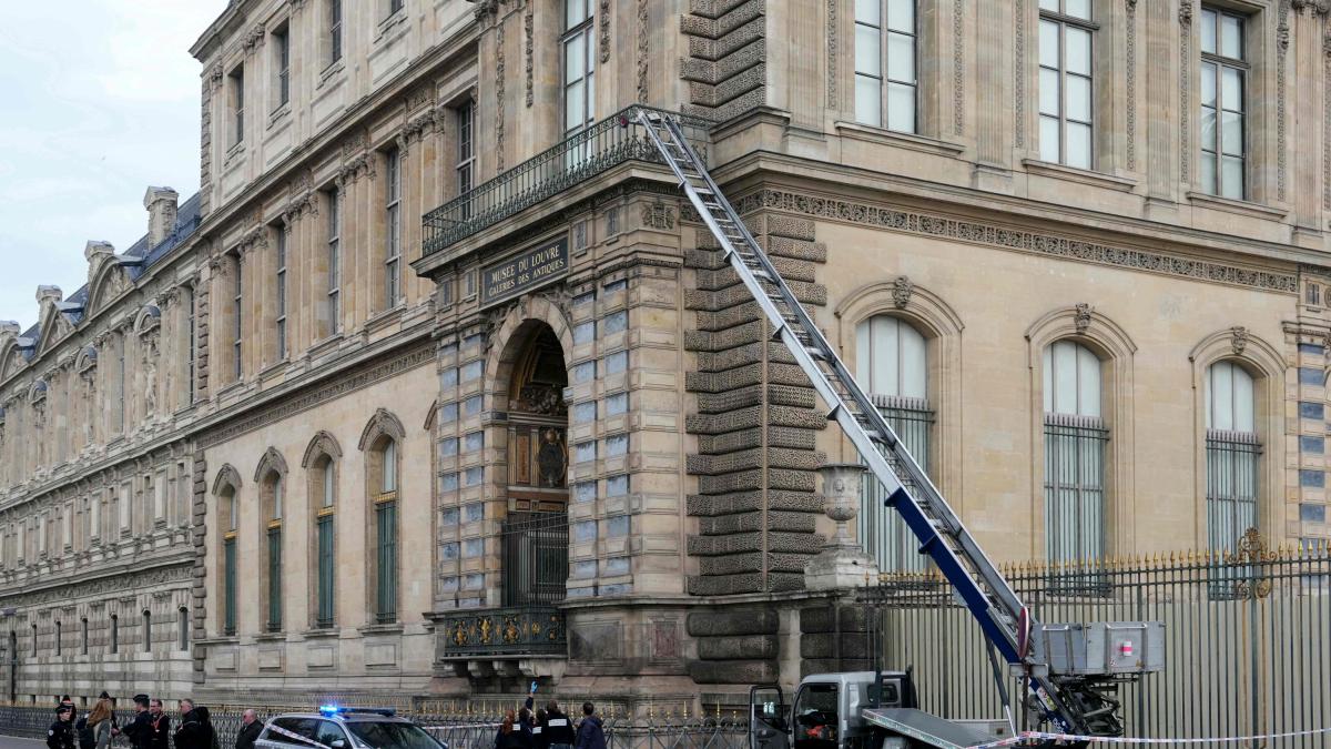 French police arrest two suspects for Louvre museum robbery