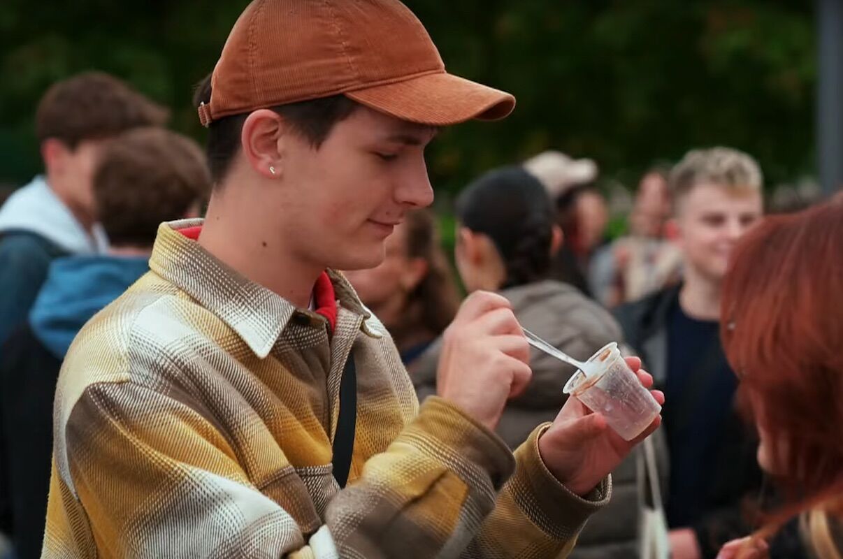 Young Europeans have new way of making friends: Events to eat chocolate pudding with fork