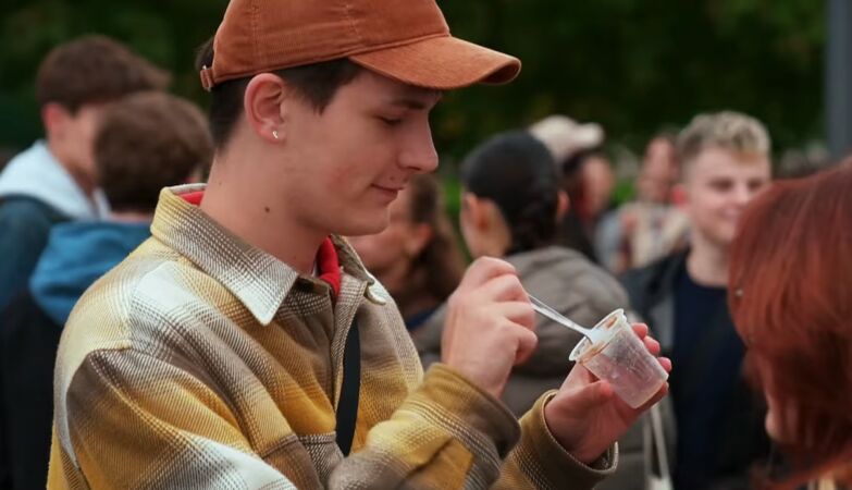 Young Europeans have new way of making friends: Events to eat chocolate pudding with fork