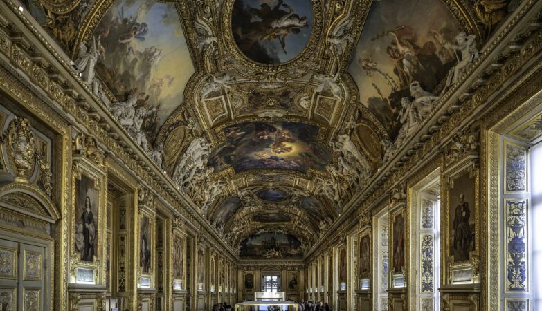 Two suspects arrested in the historic robbery of the Louvre. One was about to escape by plane