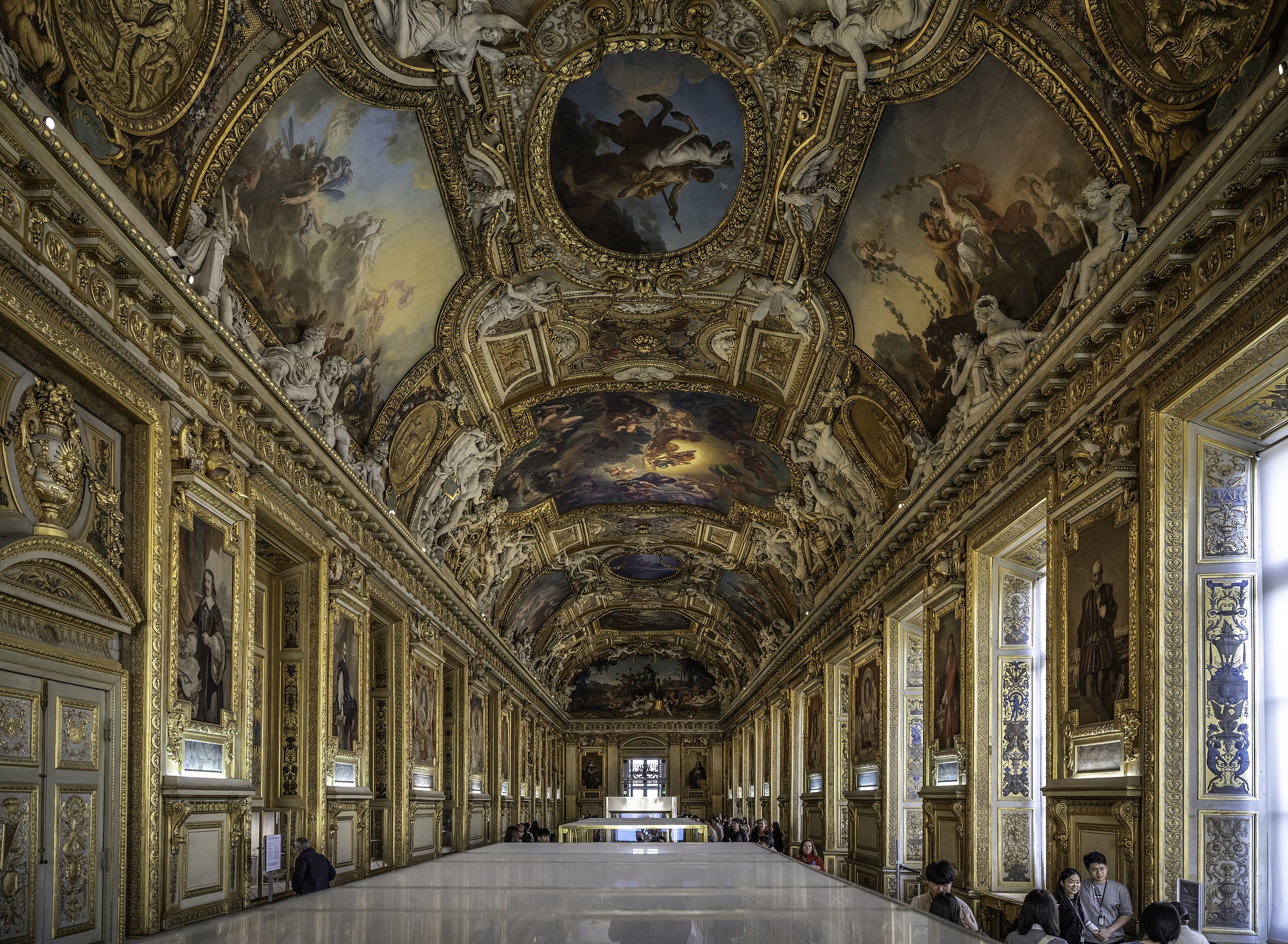 Two suspects arrested in the historic robbery of the Louvre. One was about to escape by plane