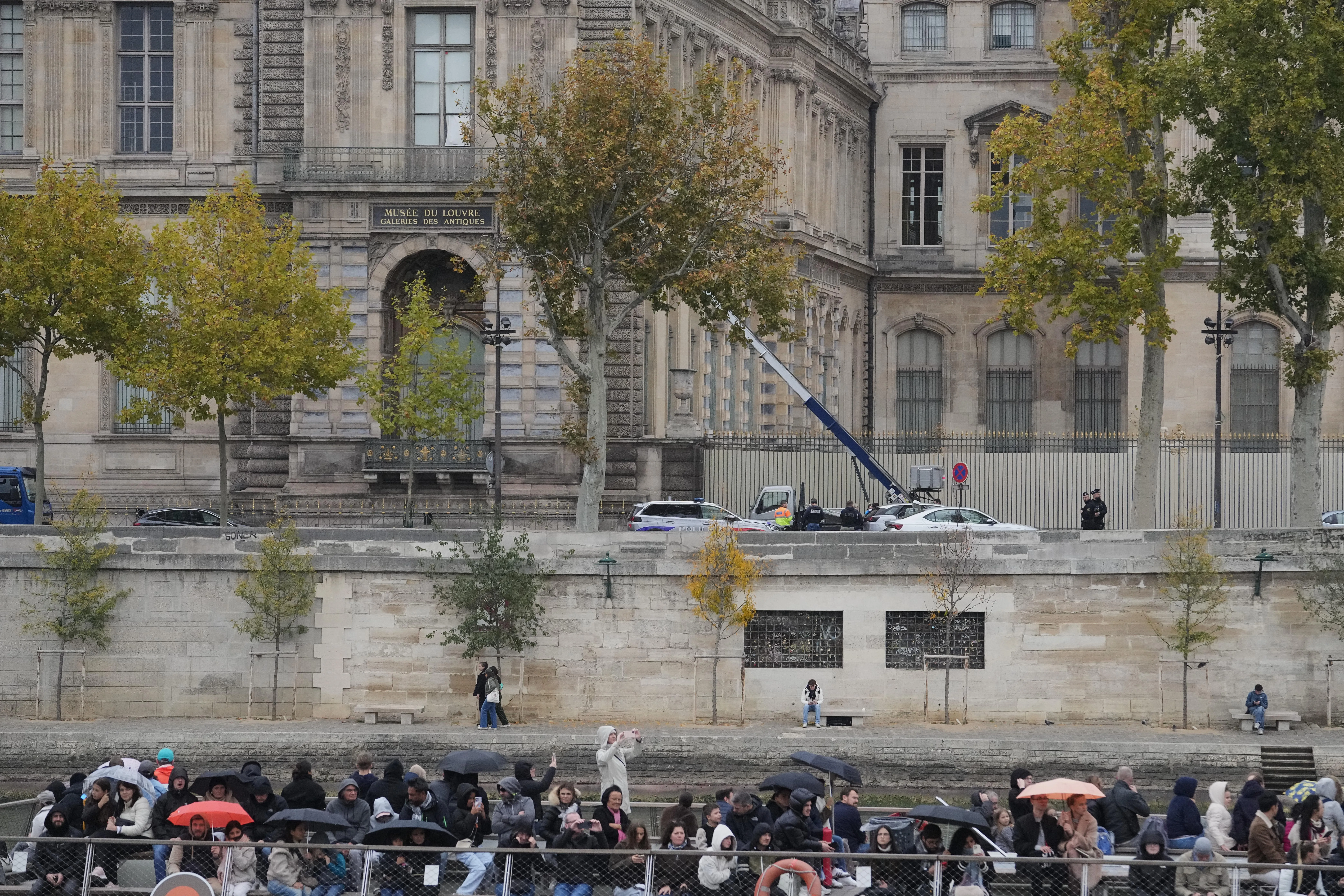 French authorities sent "communication" to their counterparts. Portugal already has information about jewels stolen from the Louvre. What will PJ do?