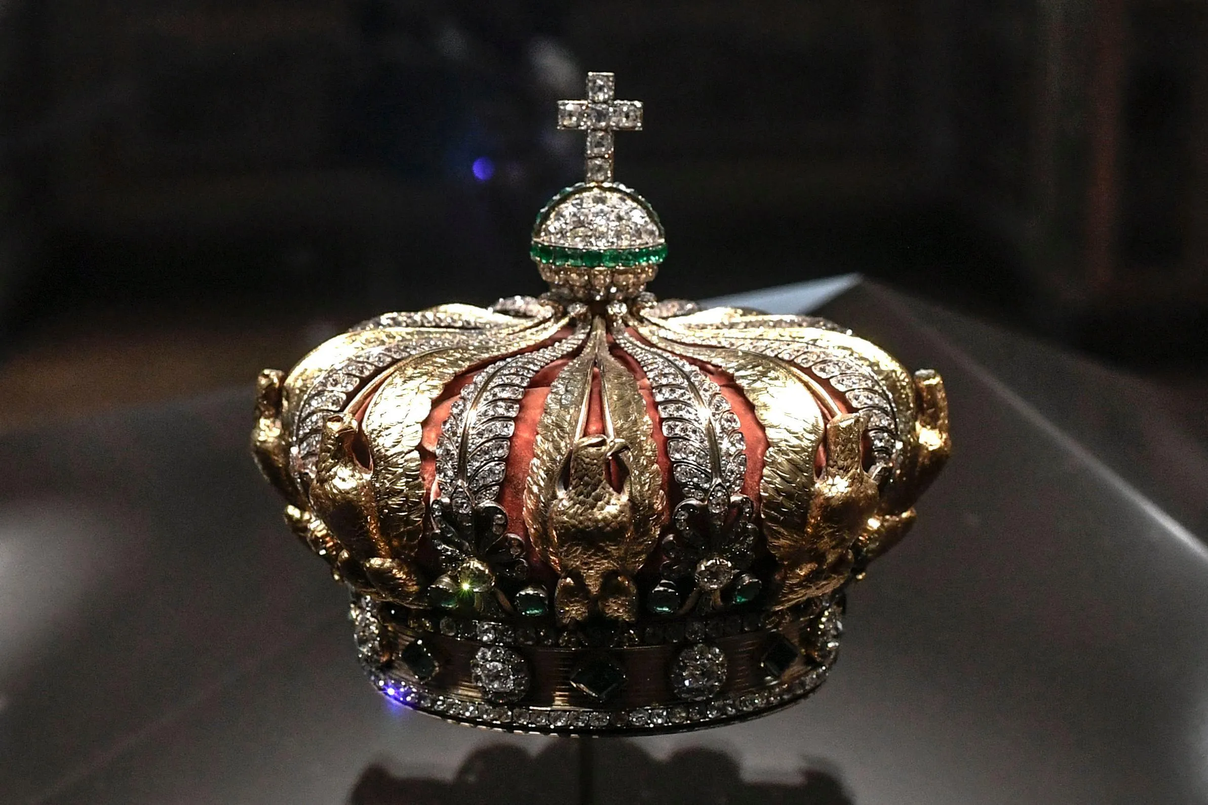 French authorities sent "communication" to their counterparts. Portugal already has information about jewels stolen from the Louvre. What will PJ do?