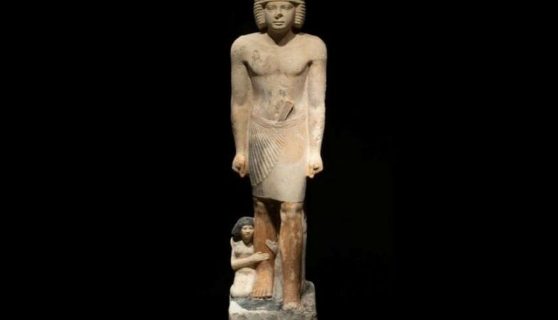 Ancient Egyptian statue “incomparable” statue. And the man portrayed is… Messi