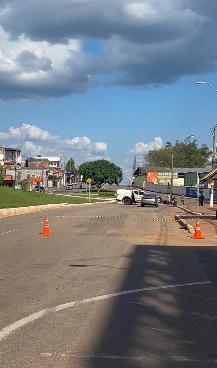 Accident between car and motorcycle closes section of Avenida Ceará and causes traffic diversion