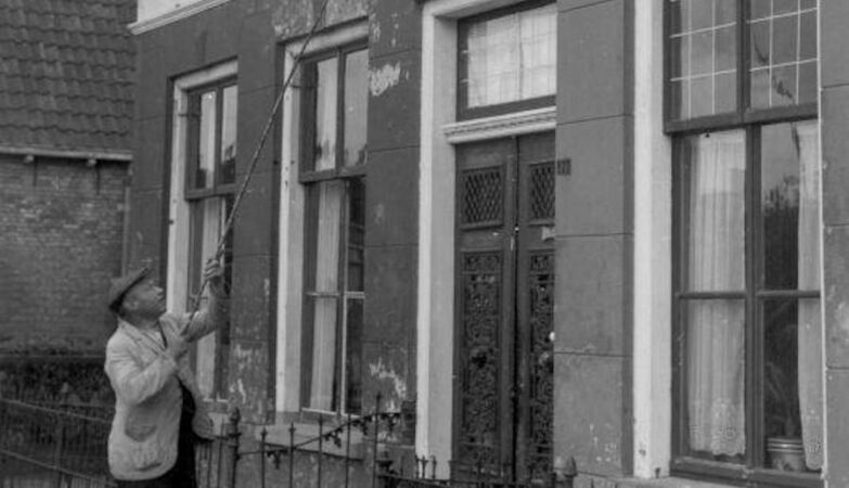 Human alarm clocks: throwing peas at windows was a profession in demand in the last century