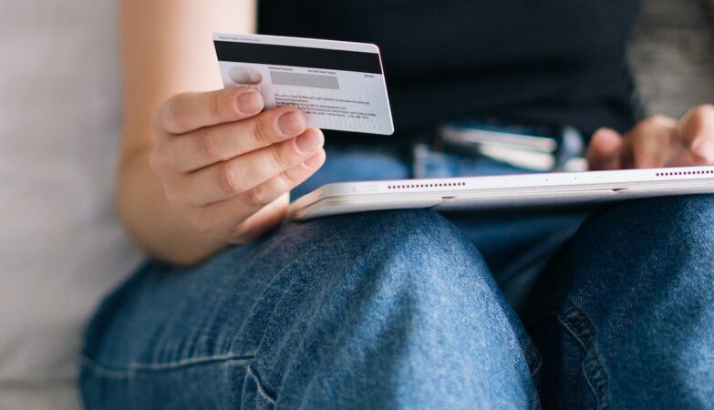 Online Purchases: AI Watch us and changes prices at the time of purchase