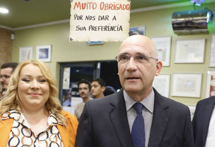 Steps in the PSD campaign with Suzana Garcia and cognome given by Goucha (and many pecks)