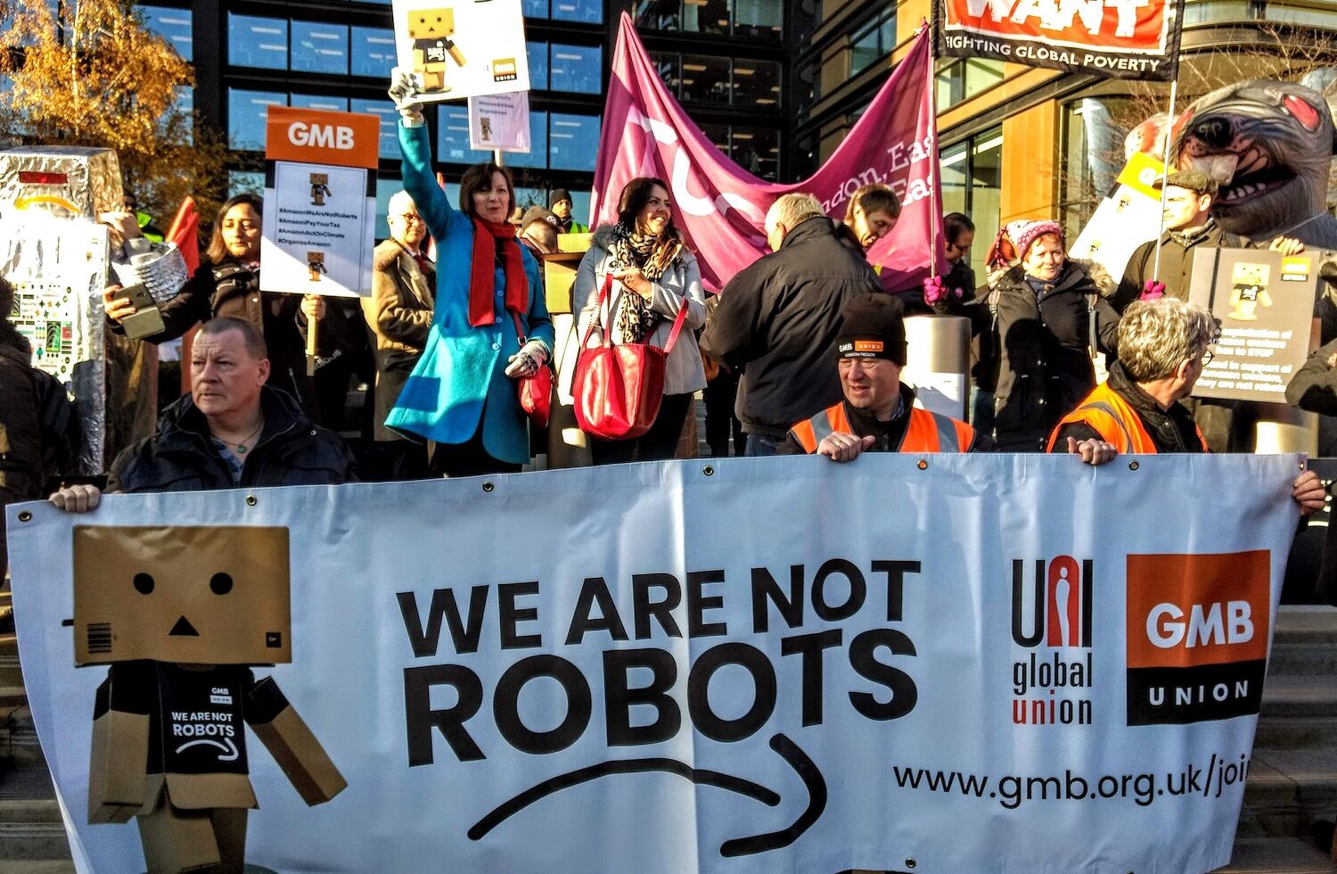 Amazon will replace more than 600,000 jobs with “cobots”