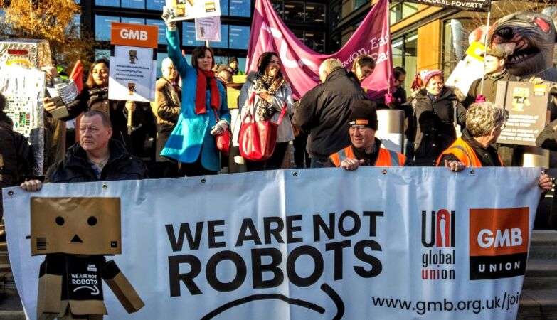 Amazon will replace more than 600,000 jobs with “cobots”