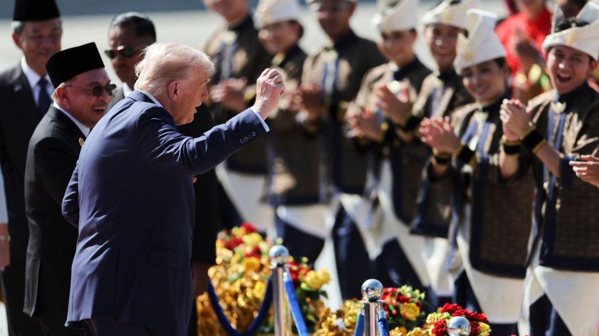 Trump performs a dance in front of native artists upon El Periódico