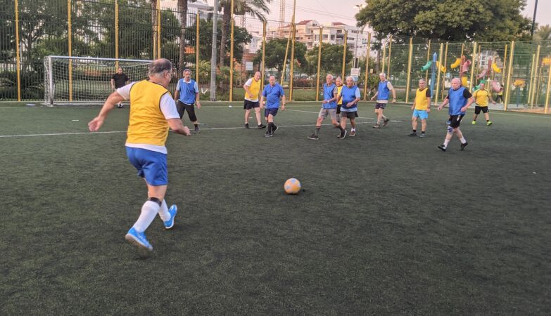 It is forbidden to take one foot off the ground: walking football is great for older people