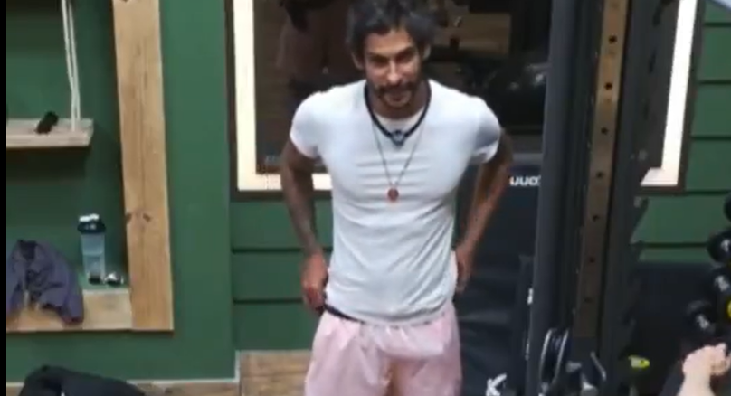 Farm participant draws attention by appearing with volume in his shorts; WATCH VIDEO