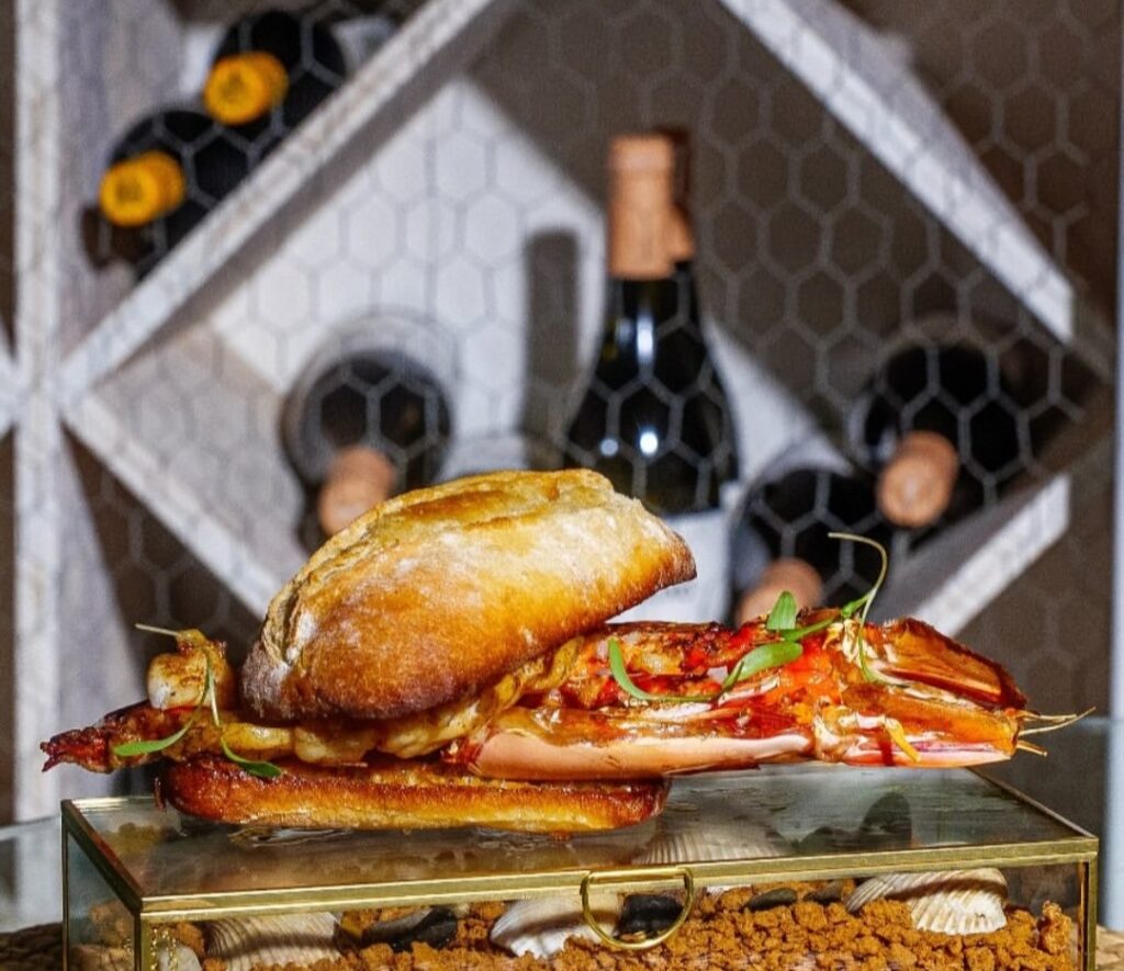 In this restaurant in the Algarve, the Berlin ball is not eaten for dessert and the filling is shrimp