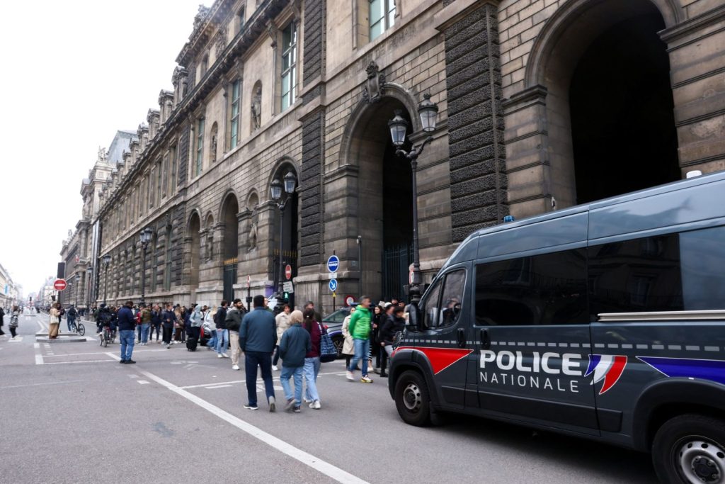 Louvre: Priceless jewels stolen - Movie heist in seven minutes
