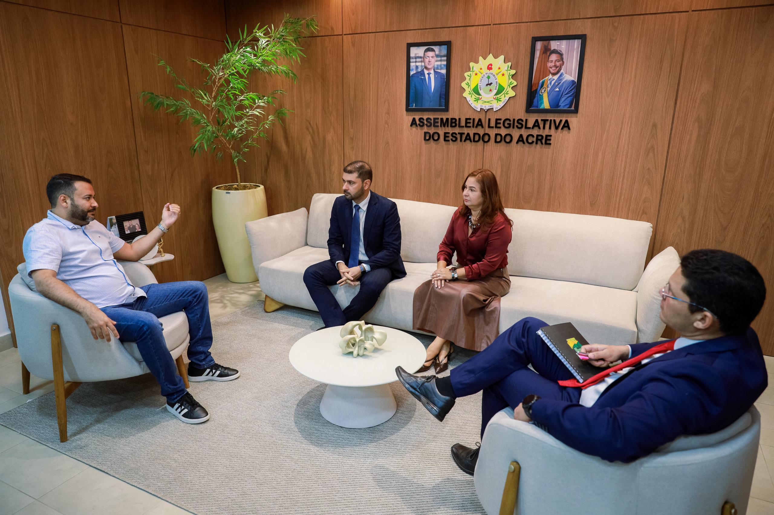 Nicolau Júnior celebrates cooperation with the government and TRE to promote the young parliamentary project