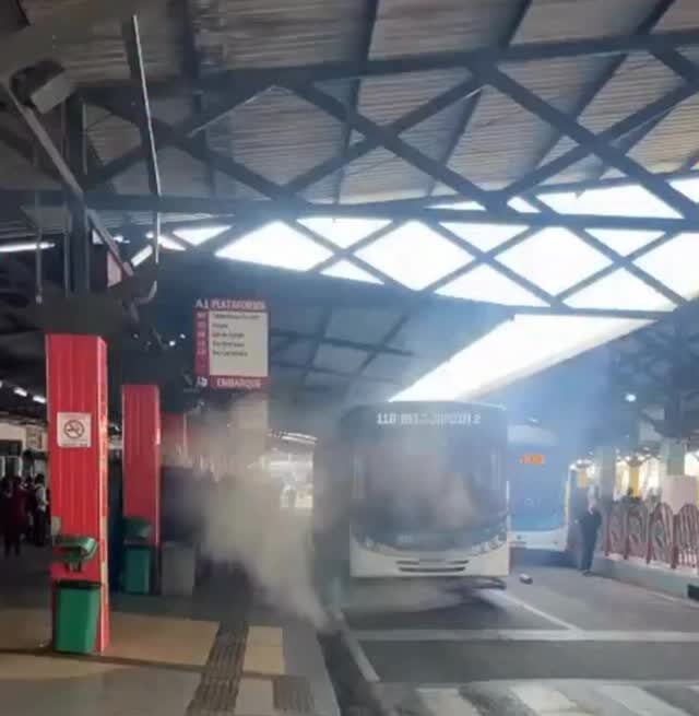 The beginning of a bus fire causes panic at the Rio Branco Urban Terminal; check it out