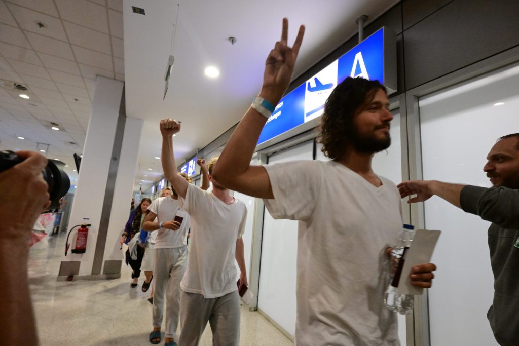 Global Sumudilla: Warm welcome of activists from crowds in El. Venizelos