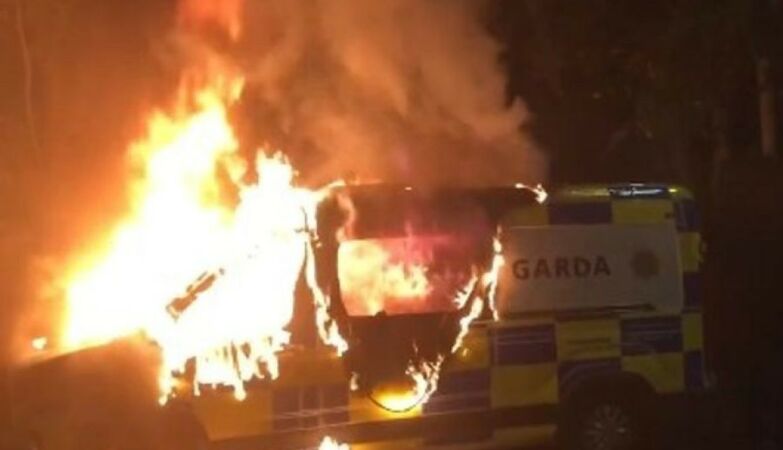 “Banditry” and burned police car. Anti-immigration protests in Dublin after child rape