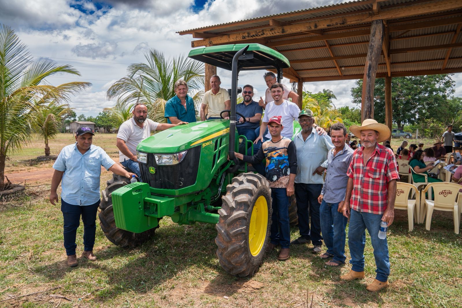 Acrelândia milk producers receive tractor guaranteed by Senator Alan Rick
