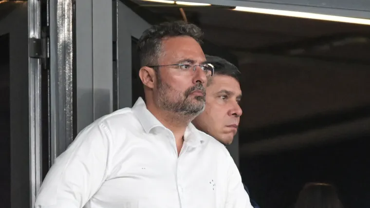 Santos director Alexandre Mattos invades the field and criticizes VAR’s Diretor do Santos, Alexandre Mattos invade o campo e critica atuação do VAR: "Catastrófica" image