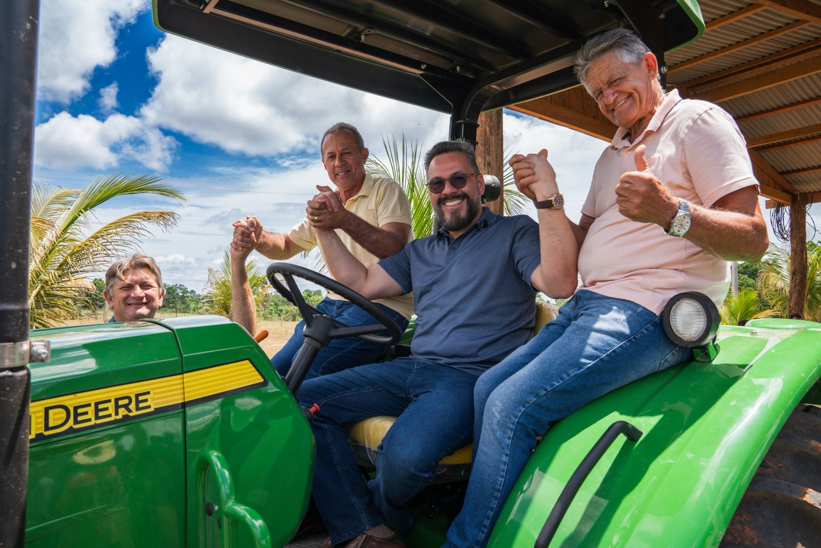 Acrelândia milk producers receive tractor guaranteed by Senator Alan Rick