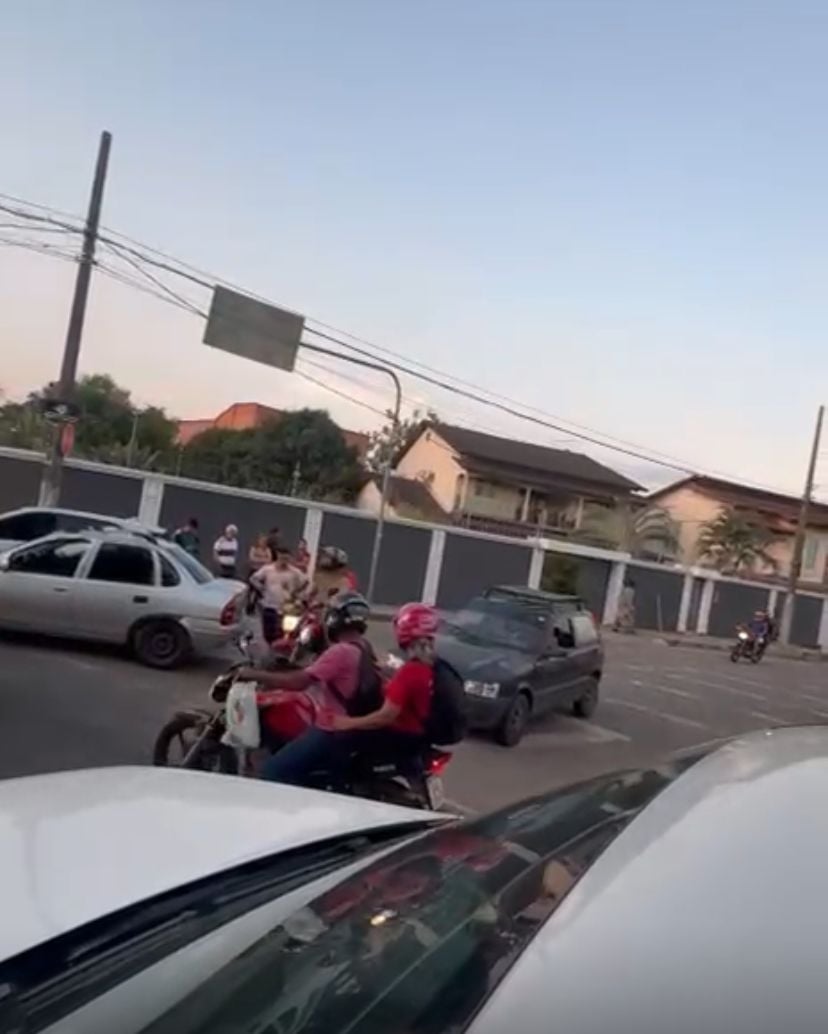 Crash between three cars causes traffic slowdowns during peak hours in Rio Branco; see video