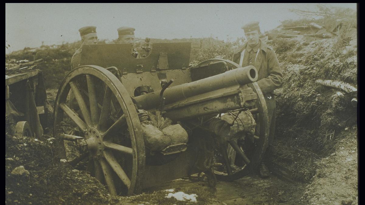 Two investigators stumble upon a large weapon from World War I and are dubbed "the 007s of history"