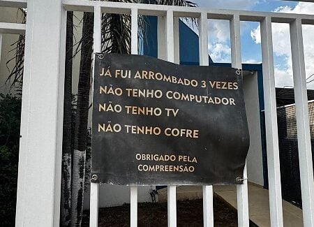 Tired of thefts, doctor leaves a message for thieves pasted on the gate: “They broke into me three times”