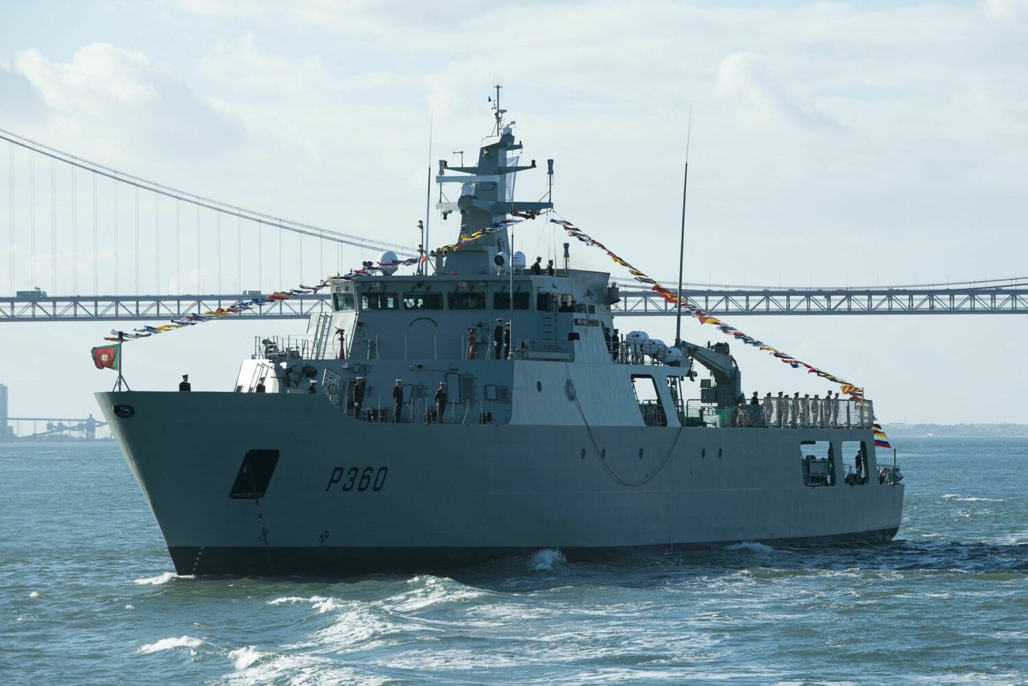 Navy accidentally fired a cannon shot and hit a ship docked in Ponta Delgada