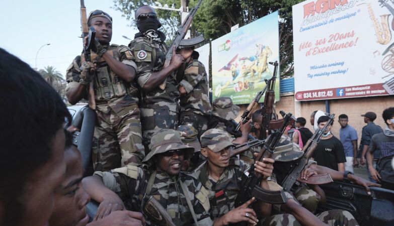 Soldiers and people united on the streets of Madagascar. “Attempt to take power”, says president
