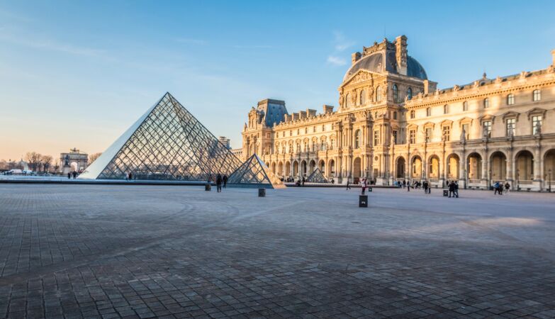 Napoleon's jewels stolen from the Louvre. Museum closed