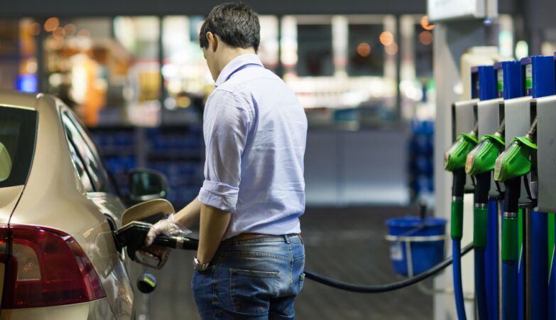 Gasoline, Portugal vs. Spain: 1 cent cheaper without tax, 21 cents more expensive with tax