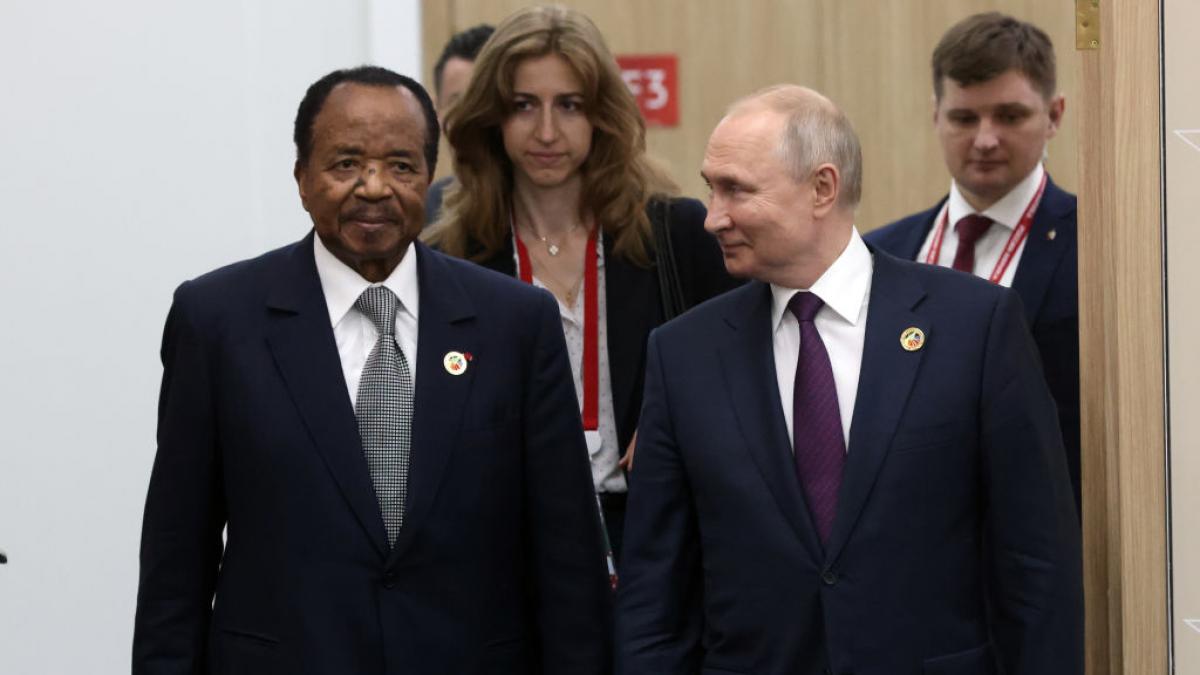 This is the oldest president in the world: next to him Putin looks like a child and he is not from America or Europe