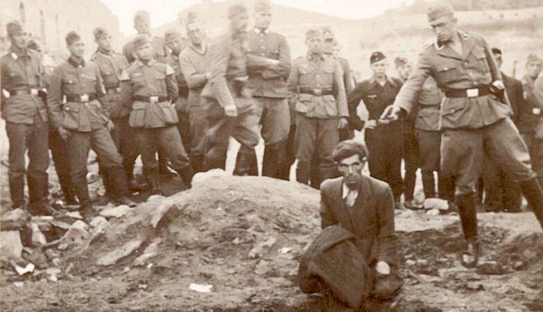 “The Last Jew in Vinítsia”. Historian identified the infamous Nazi in the massacre photograph