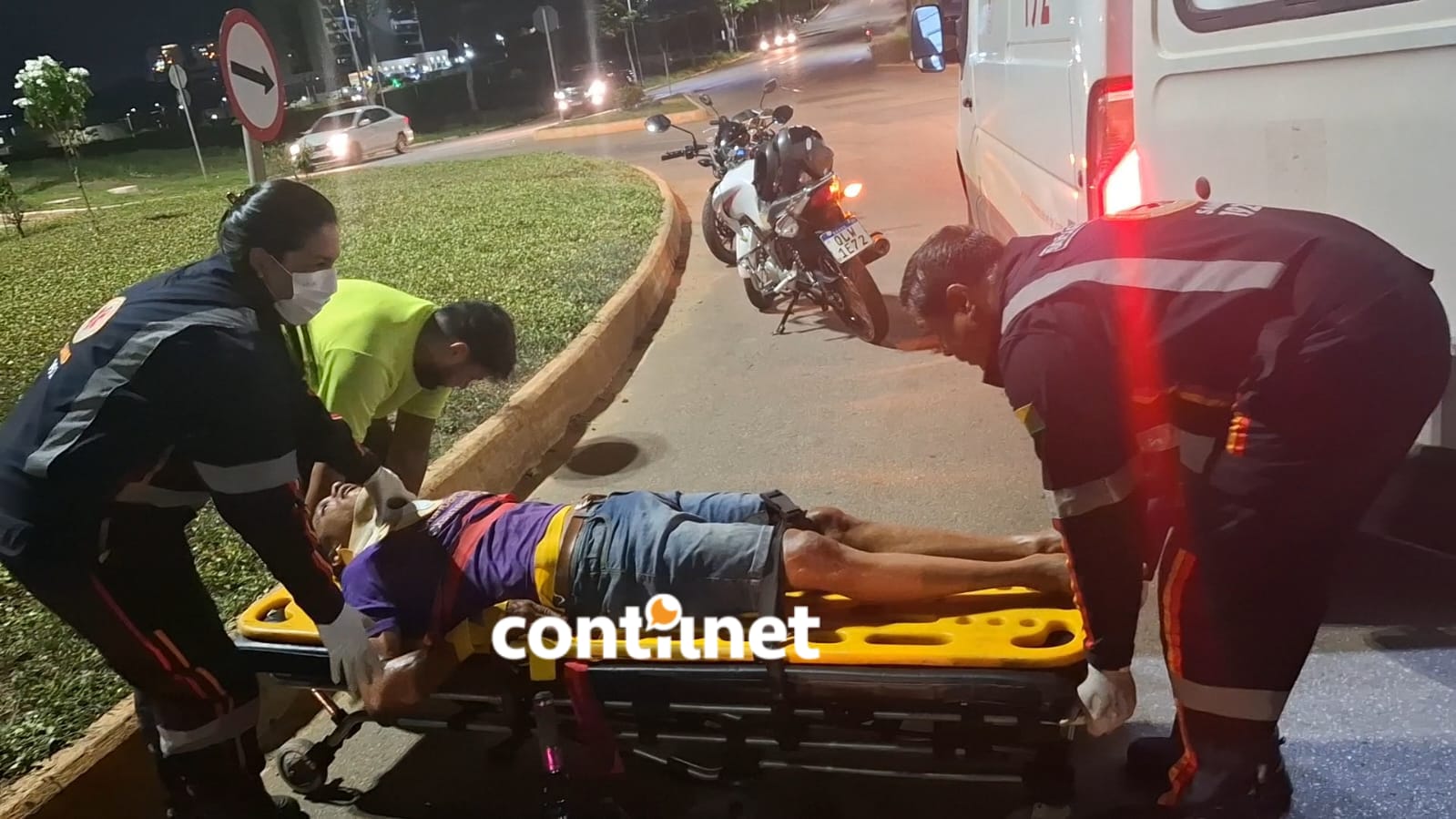 Motorcyclist is injured after losing control while passing through a speed bump on Estrada do Calafate