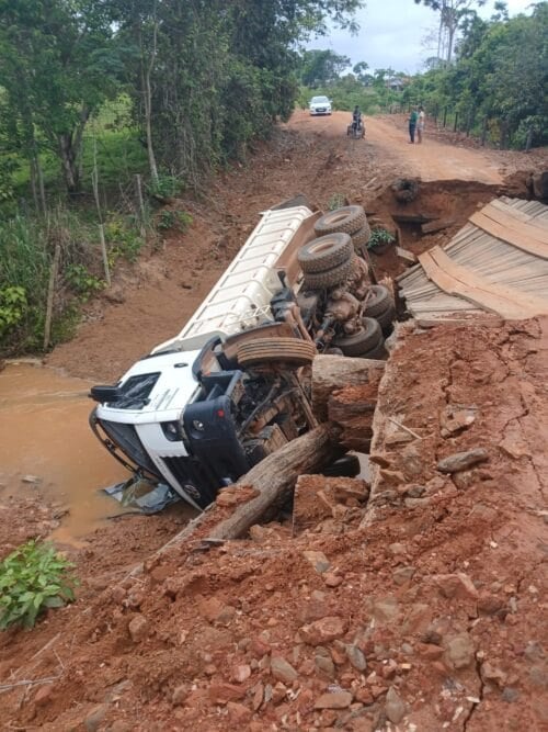 City hall truck loaded with sand collapses after bridge collapses