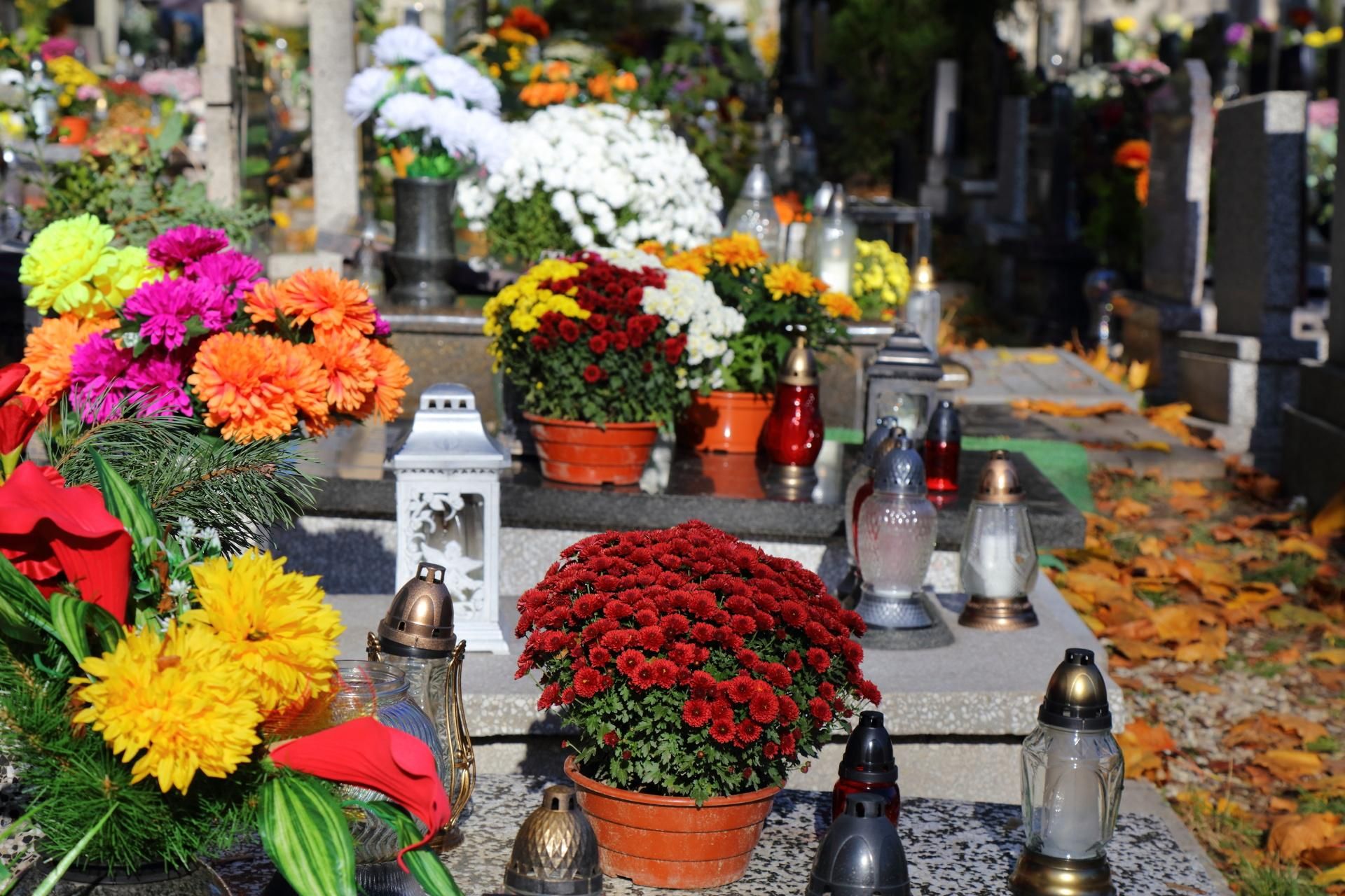 Tips for November 1 Take your nail polish to the All Saints cemetery. No thief will touch the wreaths from the grave of your loved ones. How to protect your grave against theft on November 1?