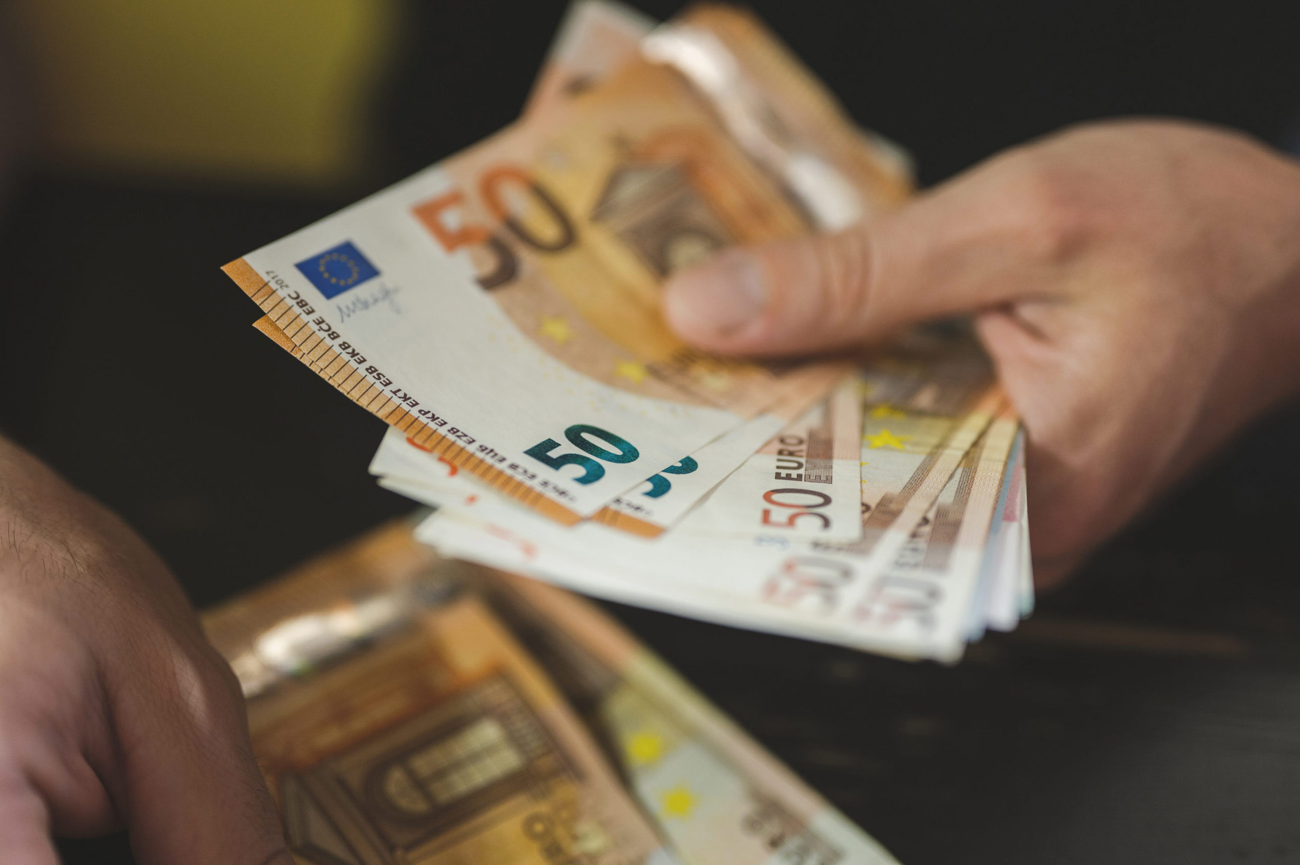 The rule that many Portuguese people are unaware of: there are purchases in Spain where 'cash' money is no longer accepted